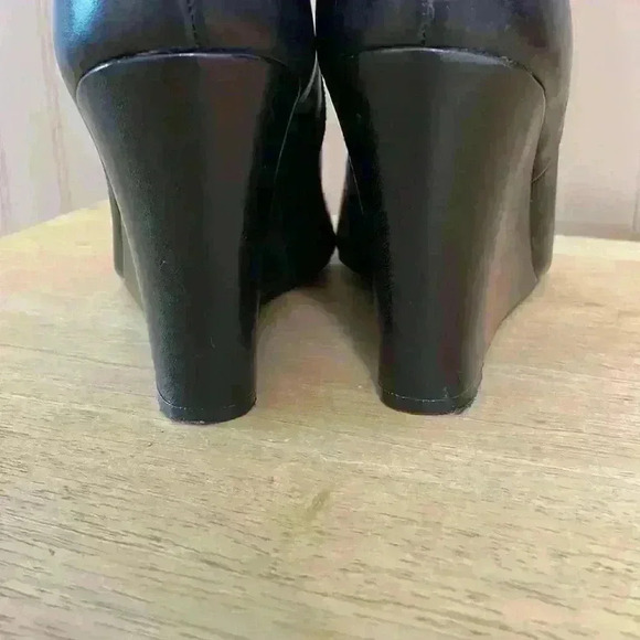Ann  Taylor pointy toe, hidden wedge bootie; size 9.5 - Picture 3 of 5